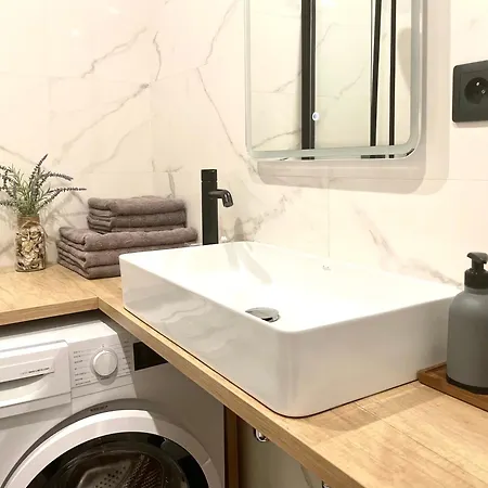 Side Apartment *